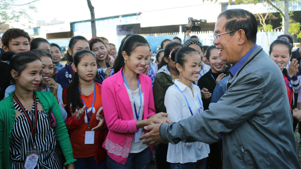 លោក​នាយករដ្ឋមន្ត្រី ហ៊ុន សែន បាន​អំពាវនាវ​សា​ជា​ថ្មី​ទៀត ឱ្យ​កម្មករ កម្មការិនី ព្រមទាំង​ឪពុក​ម្ដាយ បងប្អូន​របស់​ពួកគាត់​បោះឆ្នោត​ជូន​គណបក្ស​ប្រជាជន​កម្ពុជា 